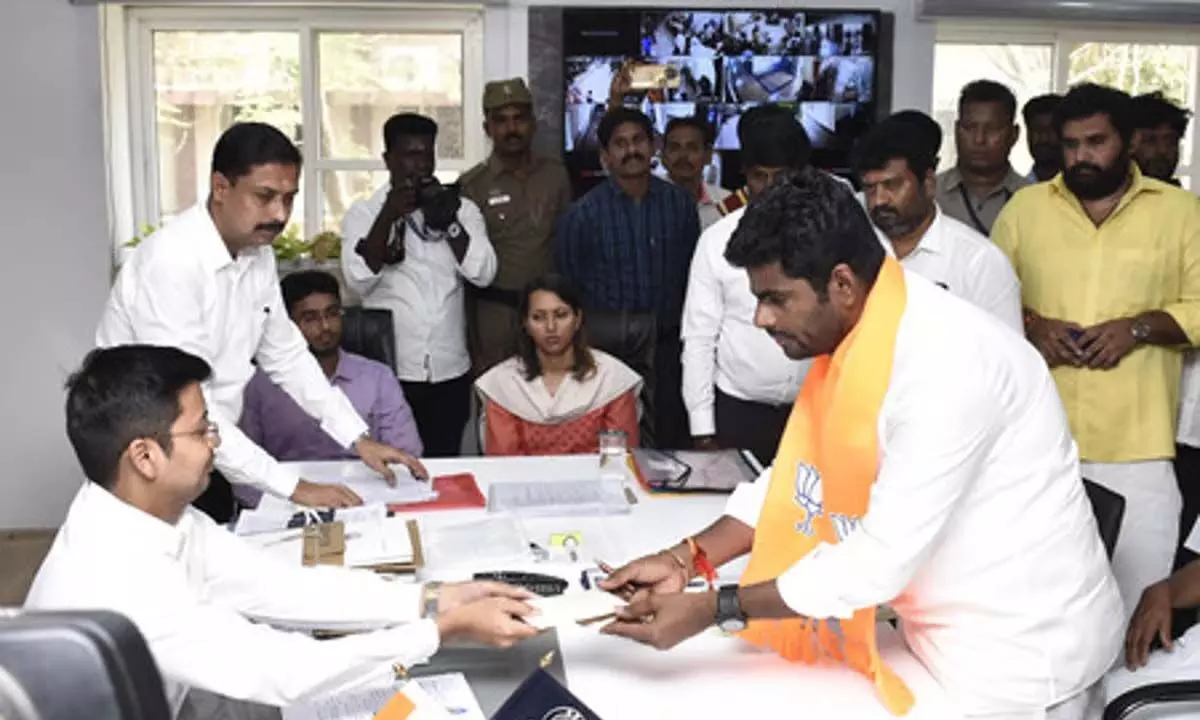 भाजपा तमिलनाडु राज्य प्रमुख अन्नामलाई ने कोयंबटूर से चुनाव लड़ने के लिए नामांकन दाखिल किया