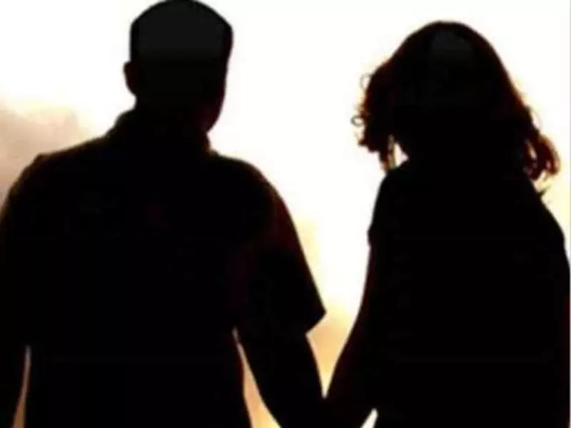 भोपाल में एक महिला ने अपने पति के खिलाफ 4 शादी करने का आरोप लगाया
