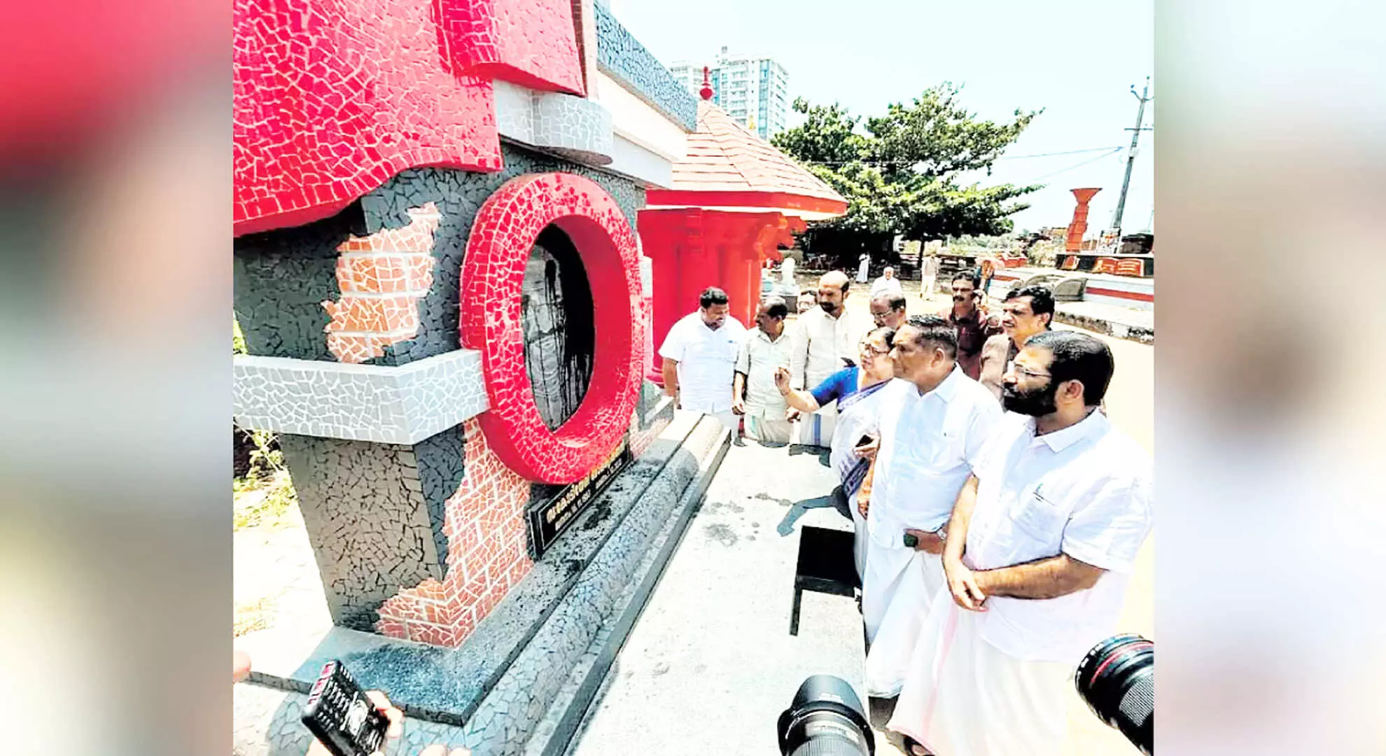 केरल में सीपीएम नेताओं की कब्रें तोड़ी गईं, पार्टी ने कैडर से संयम बरतने का आग्रह किया
