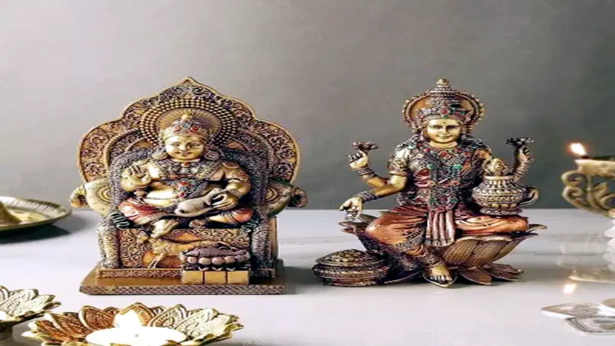 Vastu Tips : पूजा घर में रख लें बस ये चीज़ ,आर्थिक तंगी मिलेगी मुक्ति