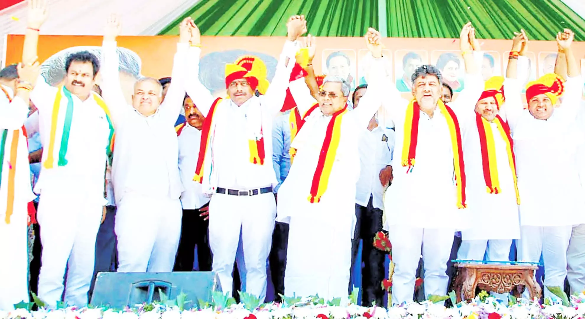 कर्नाटक: सुरेश ने पर्चा दाखिल करते ही कांग्रेस का शक्ति प्रदर्शन