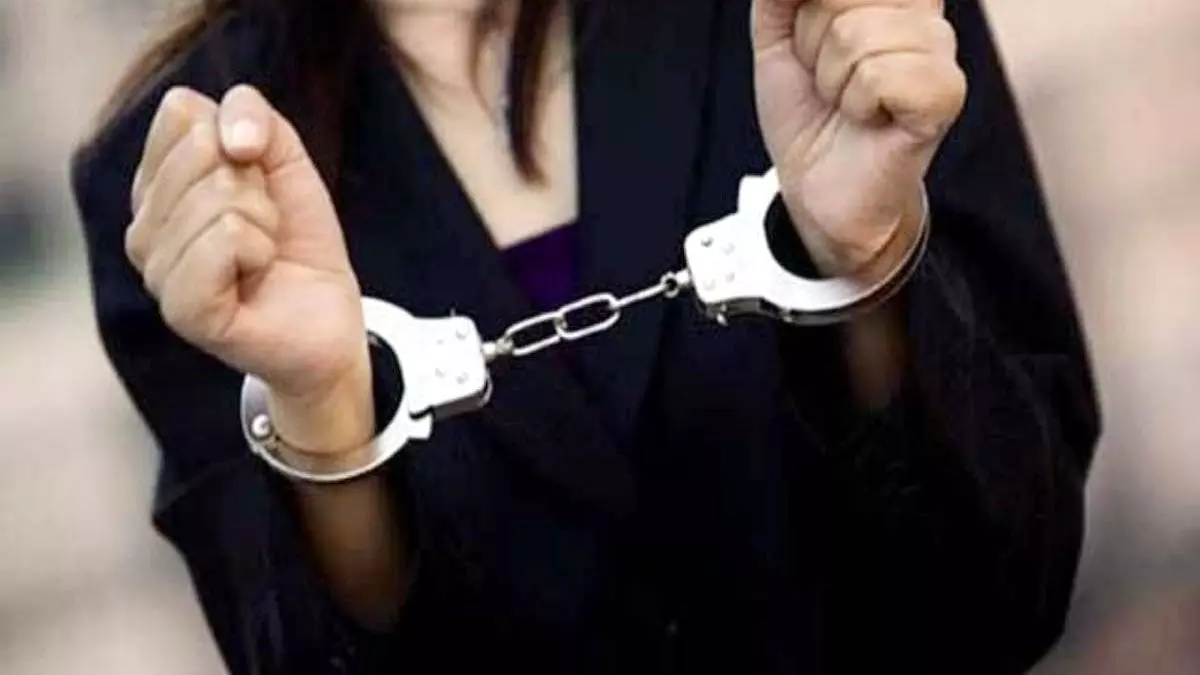 Jaipur : गांजे की तस्करी में फरार इनामी महिला को पुलिस ने किया गिरफ्तार