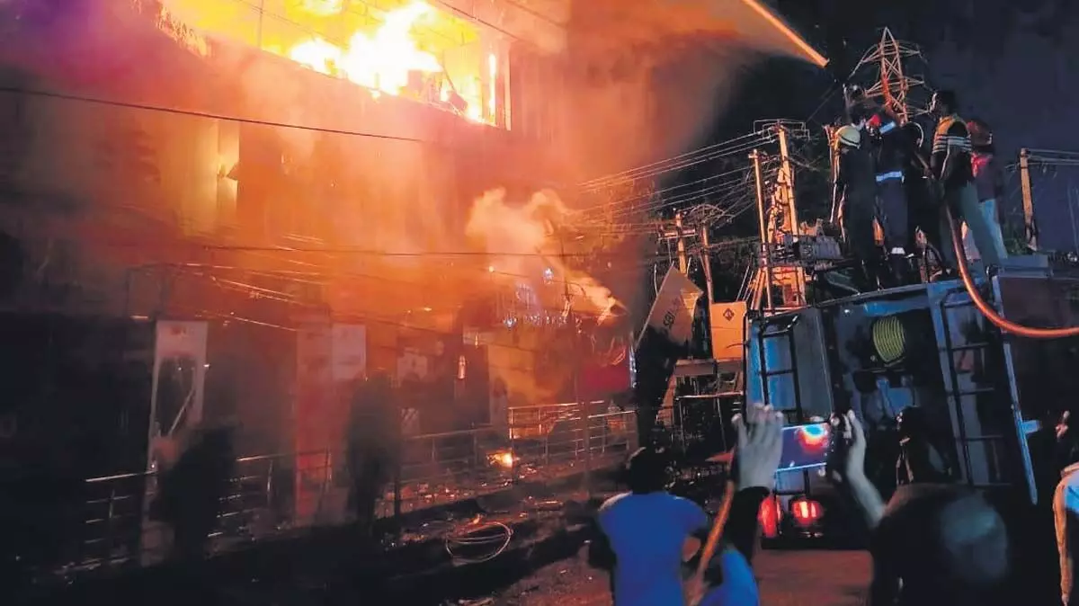 वारंगल में शॉपिंग कॉम्प्लेक्स में लगी आग