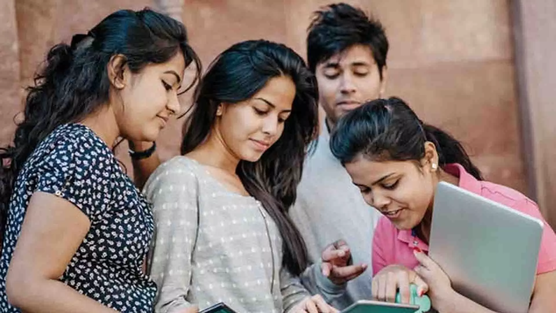 विश्वविद्यालयों, कॉलेजों से पीएचडी प्रवेश के लिए राष्ट्रीय पात्रता परीक्षा स्कोर का उपयोग का आग्रह
