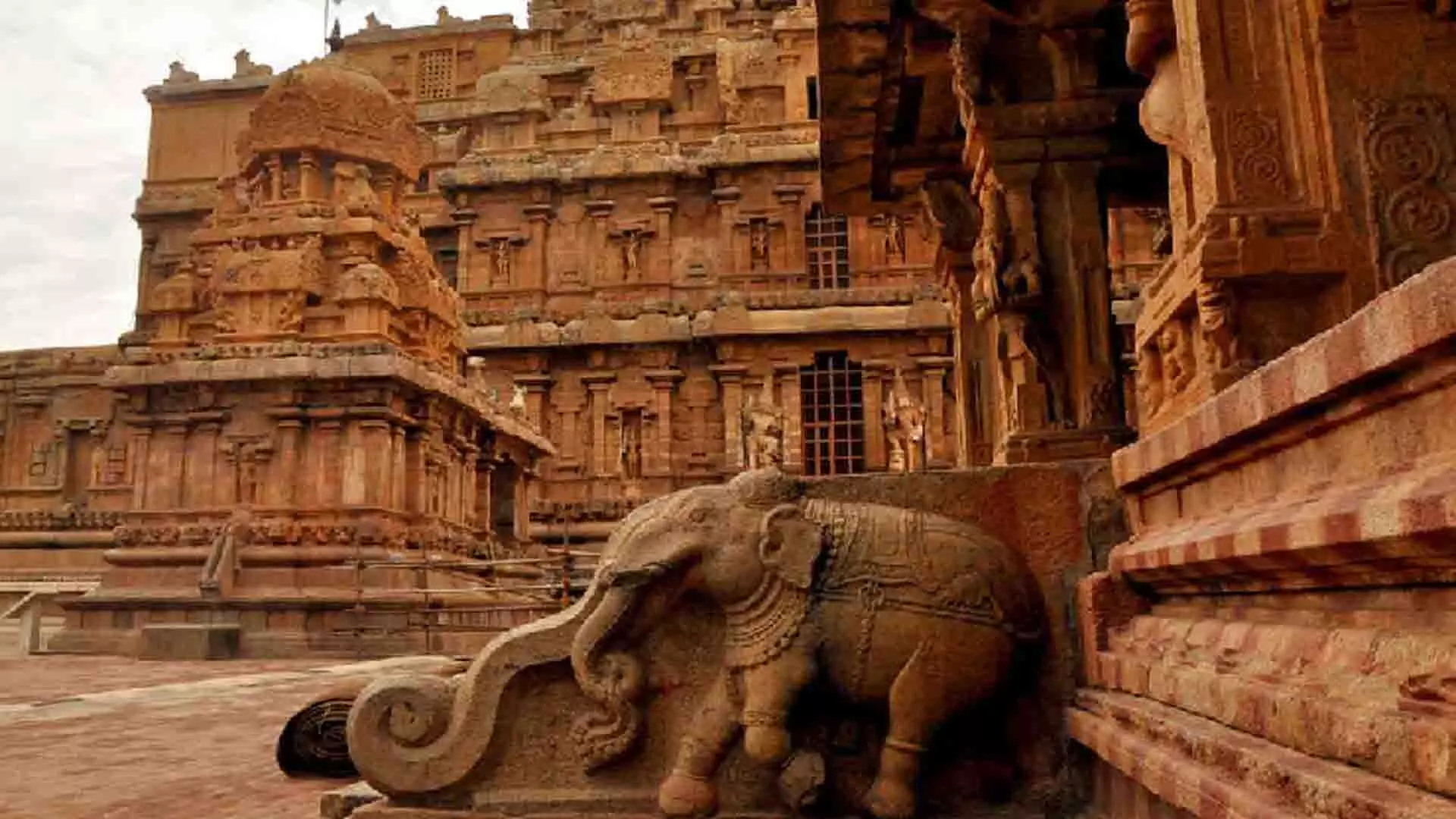 भारत में मंदिर जिनकी भव्य संरचना और बोल्ड मूर्तियों के लिए आपको देखना चाहिए