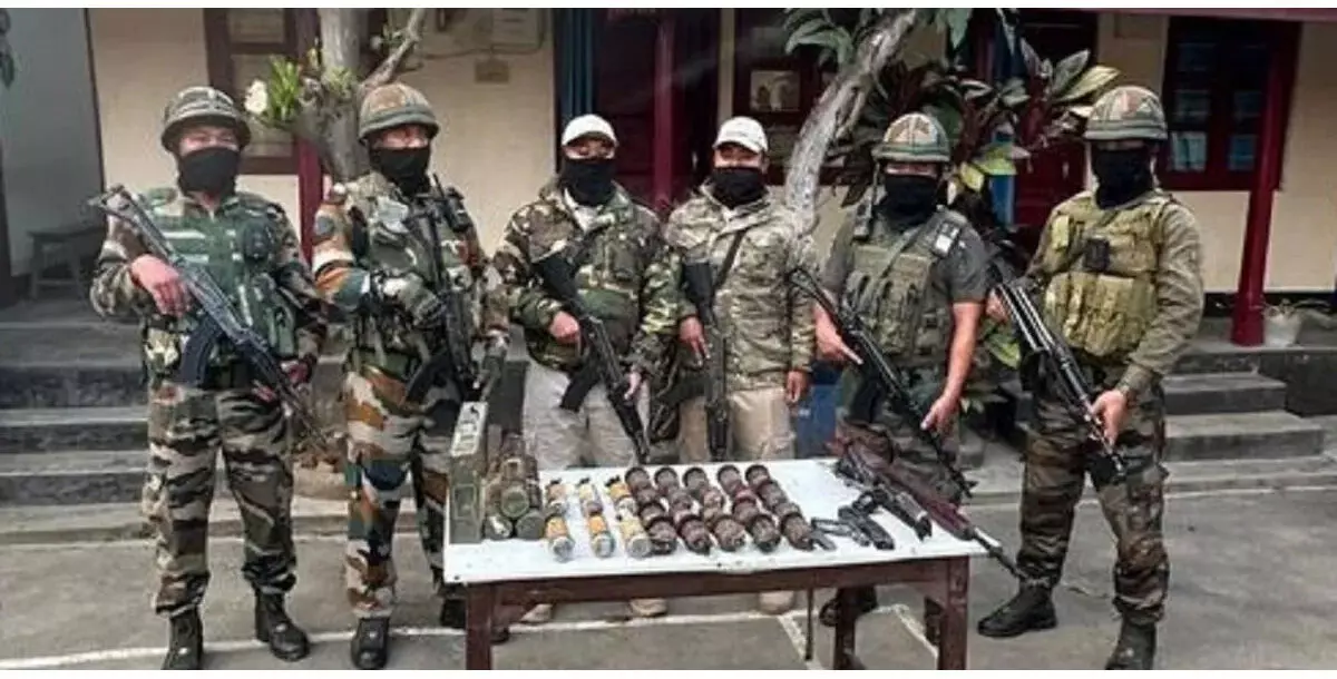 मणिपुर इम्फाल पश्चिम में दो उग्रवादी गिरफ्तार, हथियारों का जखीरा जब्त