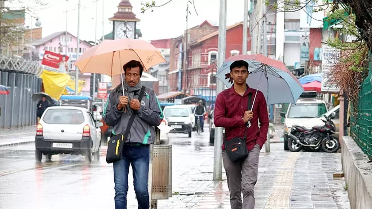 Weather: जम्मू कश्मीर में बदला मौसम, कई जिलों में बारिश छाए बादल