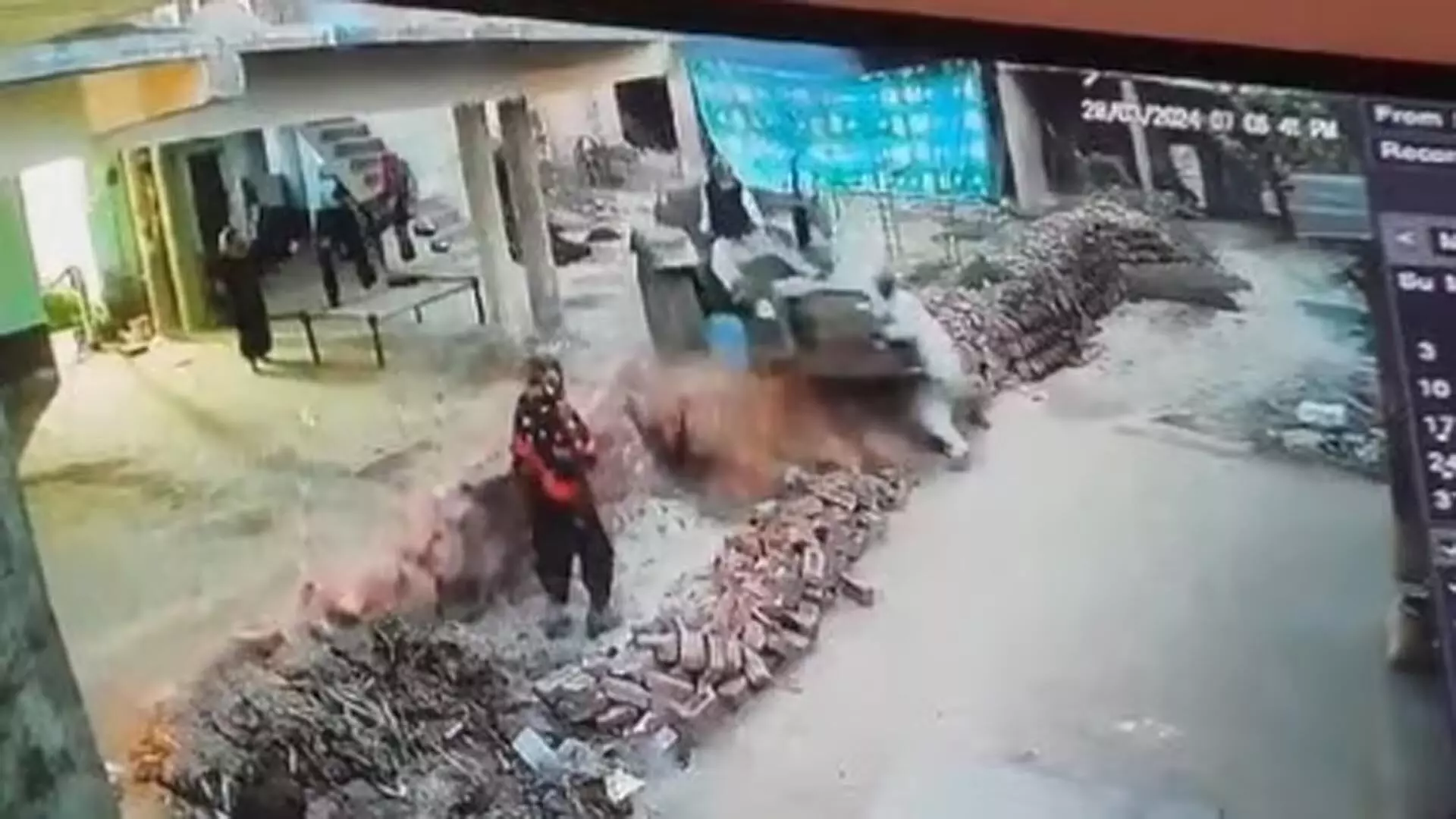 जमीन विवाद पर भाई ने भाई पर चढ़ाई ट्रैक्टर, देखें LIVE VIDEO