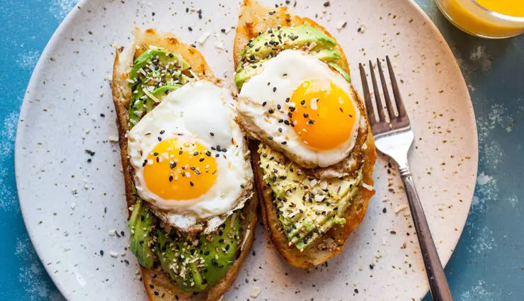 रेसिपी - अंडे के साथ एवोकैडो टोस्ट सबसे अद्भुत और स्वास्थ्यवर्धक नाश्ता