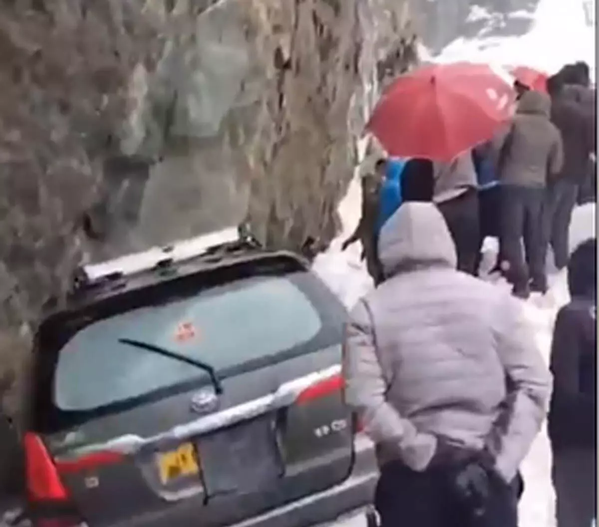 श्रीनगर-सोनमर्ग राजमार्ग पर हिमस्खलन में फंसे वाहनों को सुरक्षित बचाया