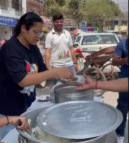 आहार फाउंडेशन द्वारा वितरित किया गया स्वादिष्ट भोजन