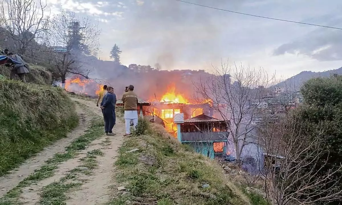लकड़ी का मकान जलकर खाक, 7 परिवार हुए बेघर