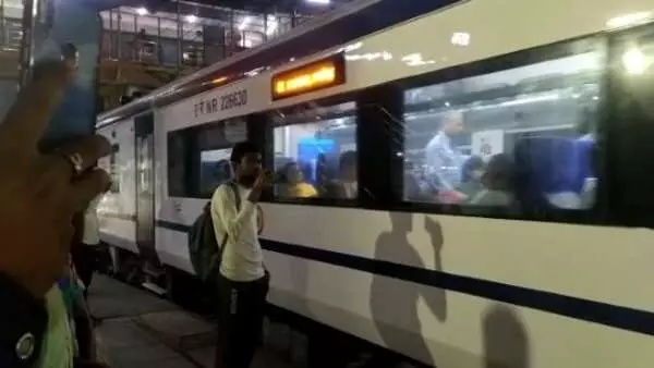 सुबह कबाड़ी की वजह से नमो भारत ट्रेन बीस मिनट रुकी रही