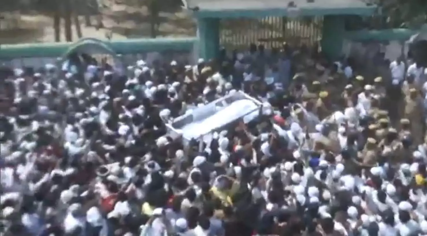 सुपुर्द-ए-खाक किया गया मुख्तार अंसारी, कब्रिस्‍तान के बाहर भारी भीड़, पुलिस के साथ पैरा मिलिट्री के जवान तैनात