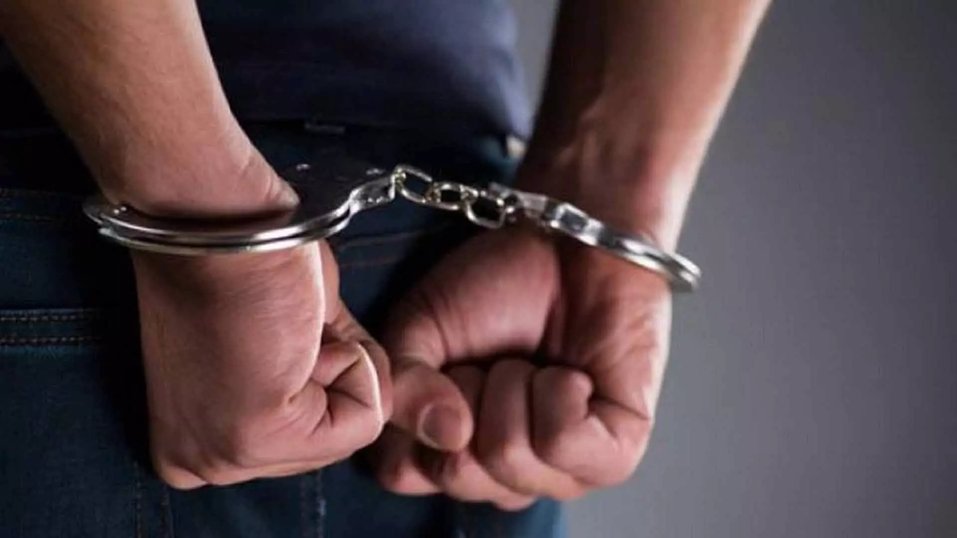 ढ़ाबा से लाखों का डोडा और शराब जब्त, मालिक गिरफ्तार
