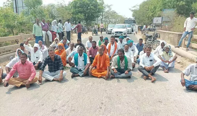 जगतियाल में बाढ़ नहर के पानी के लिए किसानों ने विरोध प्रदर्शन किया