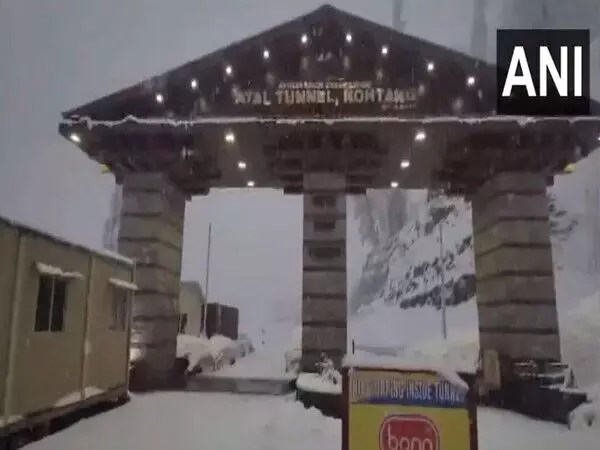 हिमाचल प्रदेश: रोहतांग दर्रे में अटल सुरंग पर ताजा बर्फबारी हुई
