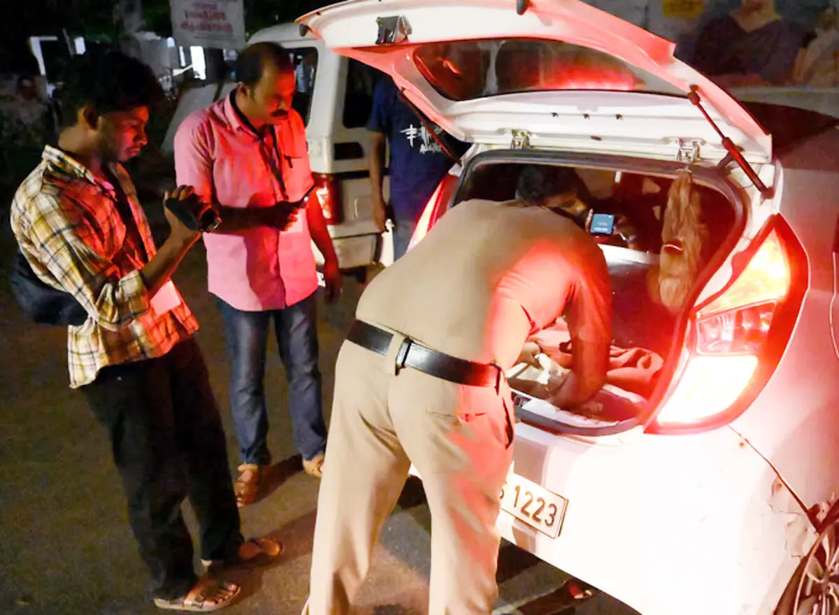 परिवहन विभाग के अधिकारियों ने बेंगलुरु में वाहन जांच तेज कर दी है