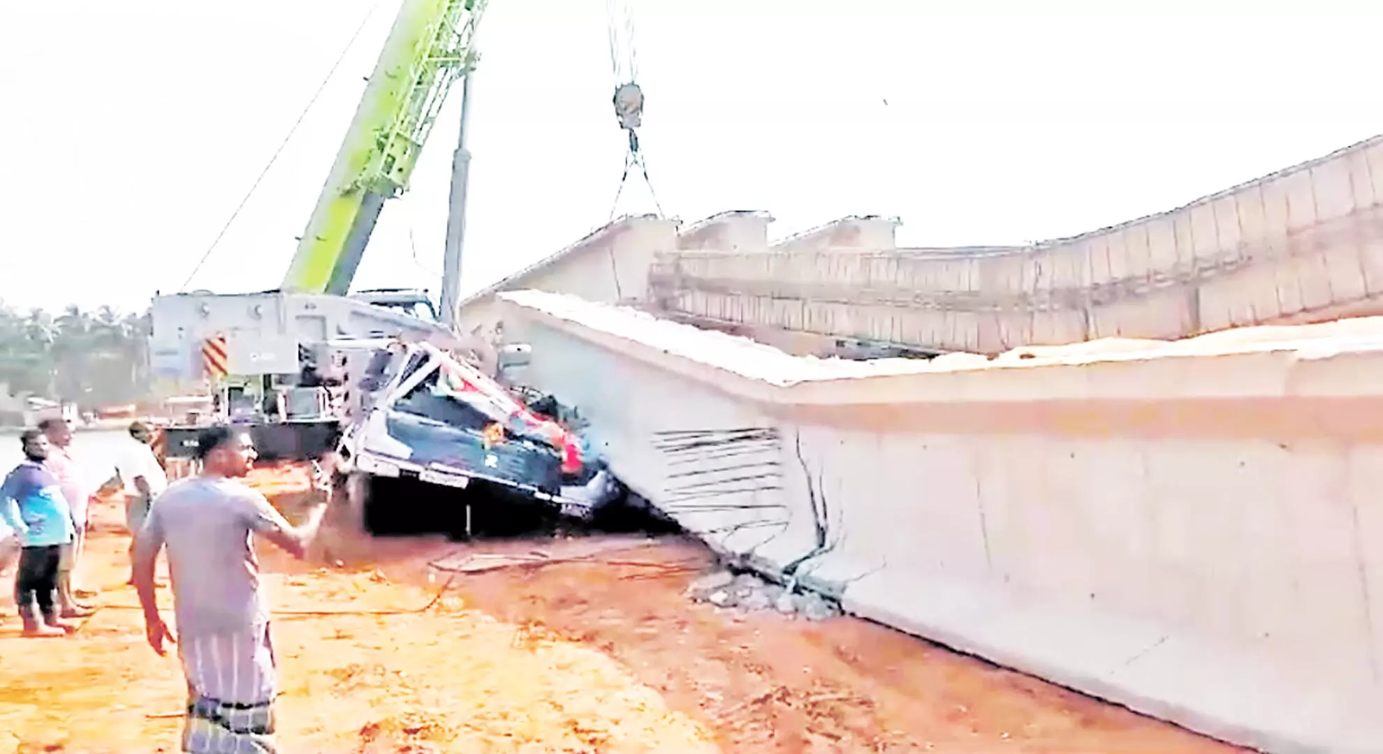 कर्नाटक में पुल टूटा, सालों की मांग बर्बाद