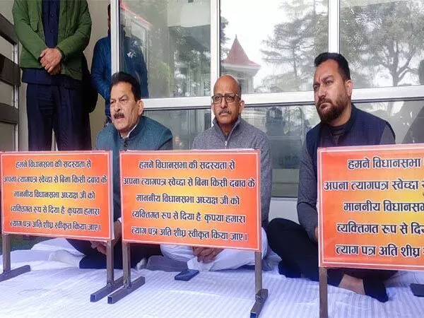3 निर्दलीय विधायकों ने विरोध प्रदर्शन किया, मांग की कि स्पीकर उनके इस्तीफे स्वीकार करें