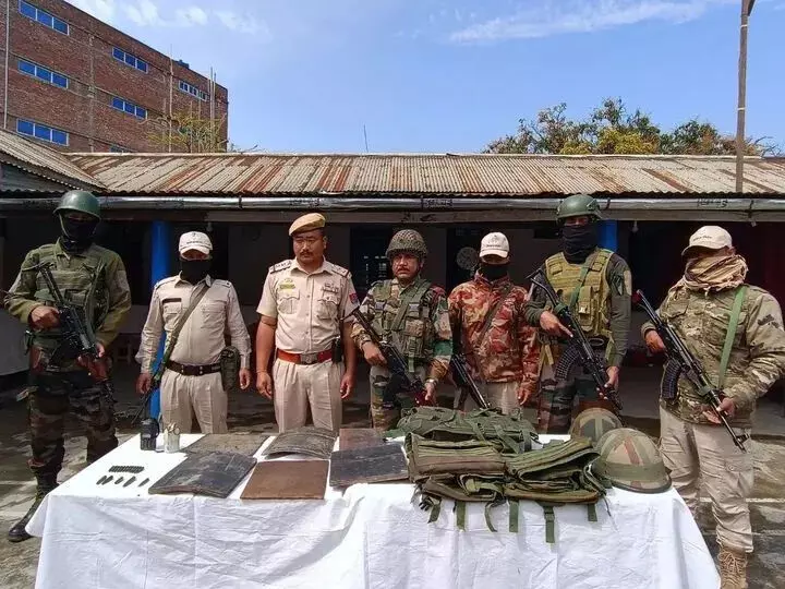 मणिपुर पुलिस की छापेमारी में थौबल में हथियारों का जखीरा और बुलेटप्रूफ जैकेट जब्त