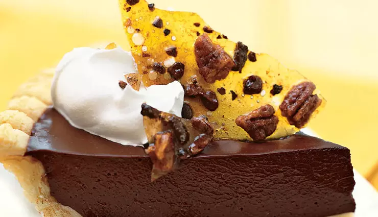 रेसिपी- कोको निब और बेकन प्रालीन के साथ प्रभावशाली मिठाई डार्क चॉकलेट पाई