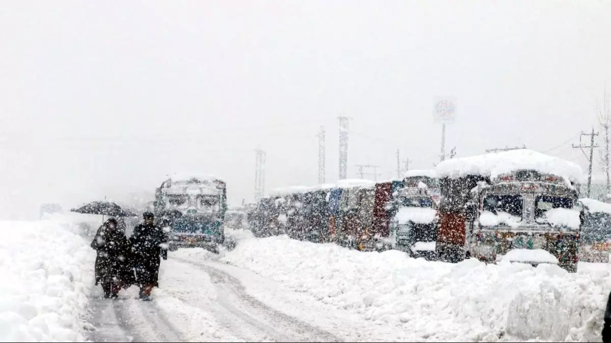 Himachal में कई जिलों में भारी बारिश और बर्फबारी, 168 सड़कों को किया बंद