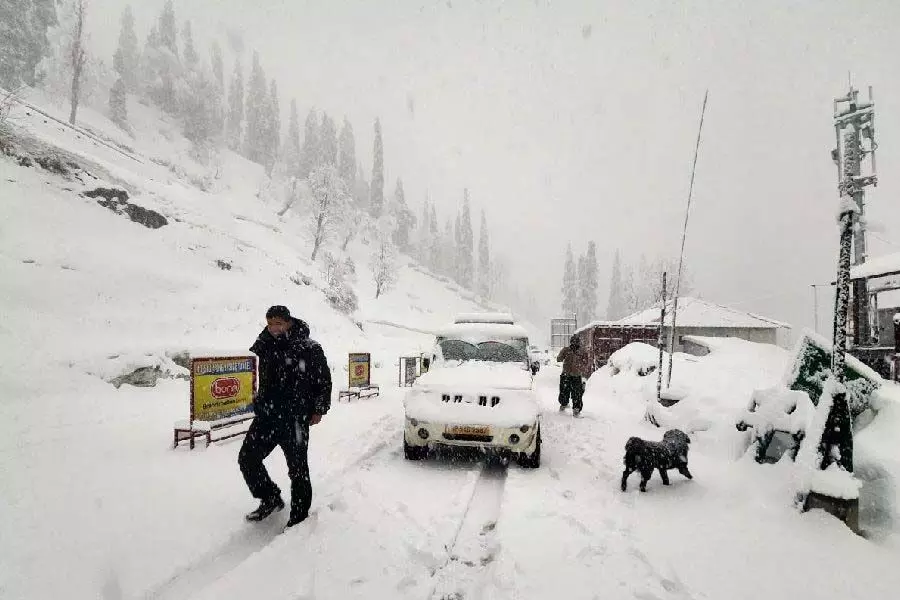हिमाचल प्रदेश के कुछ हिस्सों में बर्फबारी, बारिश के कारण तीन राष्ट्रीय राजमार्गों सहित 168 सड़कें बंद हो गईं