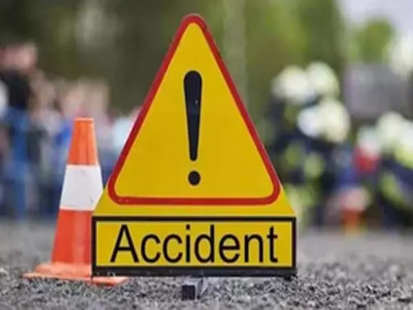 सड़क दुर्घटना में एक महिला की मौत, 27 घायल