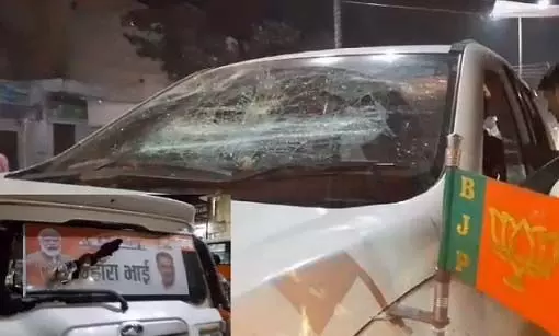 केंद्रीय राज्यमंत्री और बीजेपी उम्मीदवार के काफिले पर हमला, गाड़ियों में तोड़फोड़