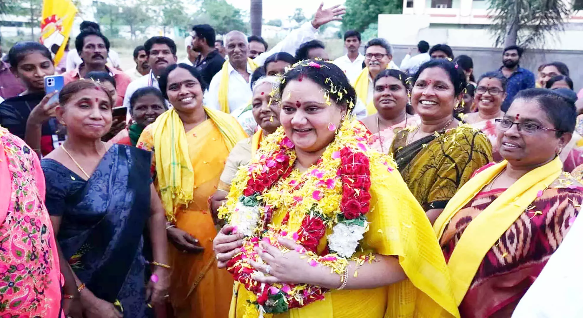 गन्नावरम टीडीपी उम्मीदवार की पत्नी ने भविष्य की गारंटी का आयोजन किया