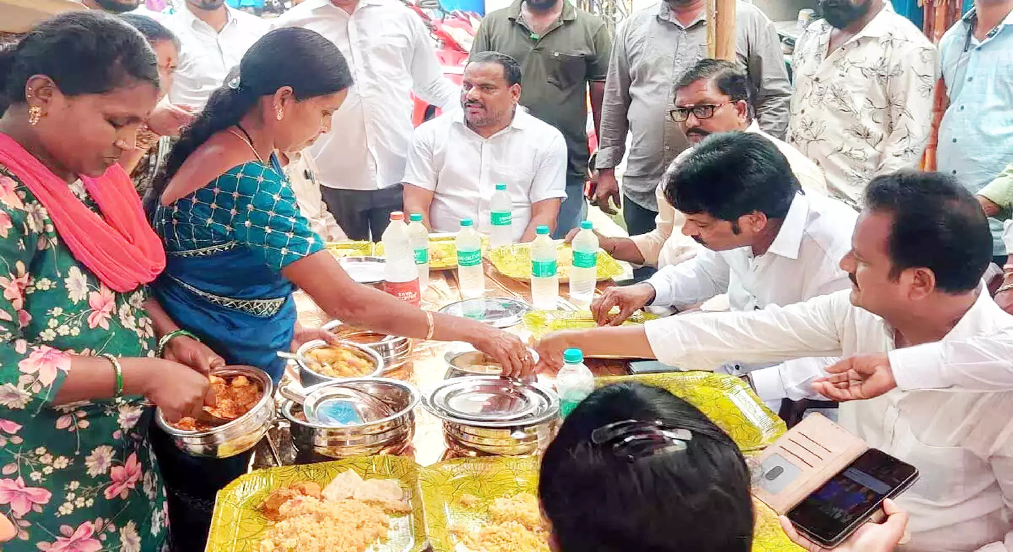 एमवीवी सत्यनारायण ने विशाखापत्तनम पूर्व में घायल एक व्यक्ति को वित्तीय सहायता प्रदान की