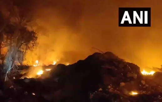 स्क्रैप गोदाम में लगी आग, दमकल की टीम घटनास्थल पर