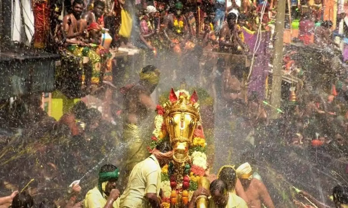 चिथिराई उत्सव के दौरान देवता पर पानी छिड़कने के लिए उच्च दबाव पंपों के उपयोग के खिलाफ याचिका