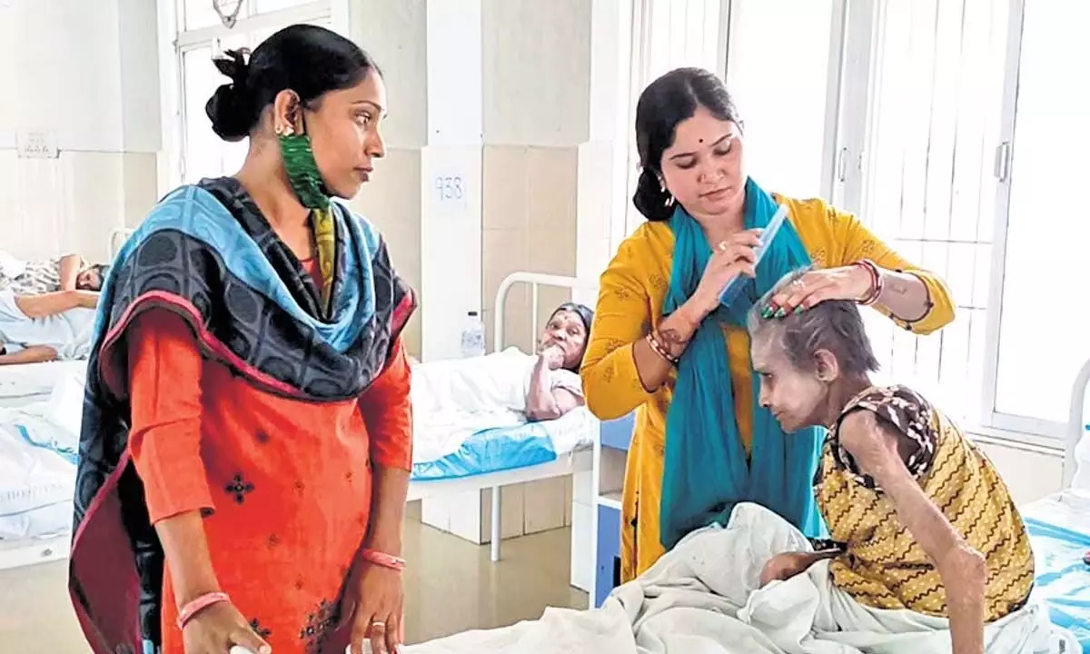 ओडिशा के एमकेसीजी एमसीएच में तीन महिला रसोइया बेसहारा मरीजों की देखभाल करती