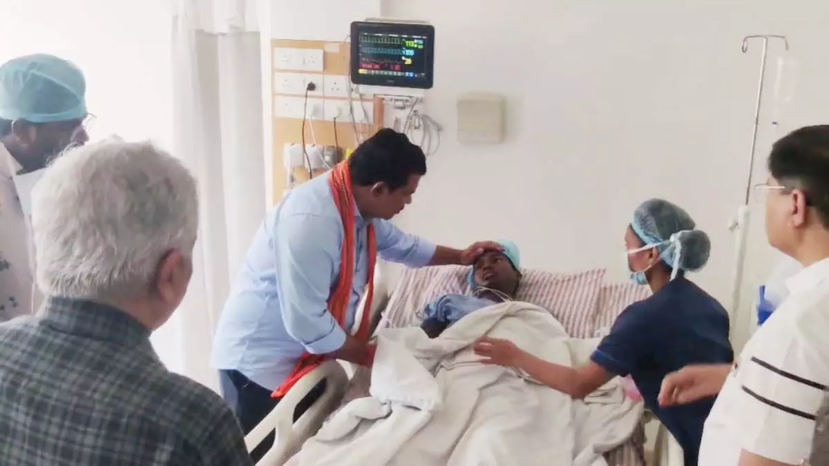 गृहमंत्री विजय शर्मा ने IED ब्लास्ट में घायल युवक का जाना हालचाल