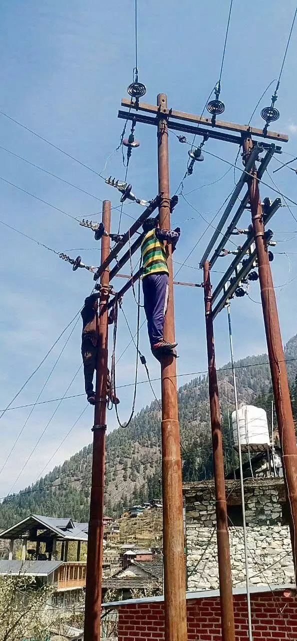 एचपीईआरसी द्वारा एनओसी के बिना उपभोक्ताओं को सब्सिडी, मुफ्त बिजली की अनुमति नहीं देने से स्थानीय लोग नाराज