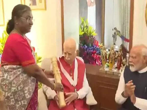 राष्ट्रपति मुर्मू ने अपने आवास पर भाजपा के दिग्गज नेता लालकृष्ण आडवाणी को भारत रत्न से सम्मानित किया