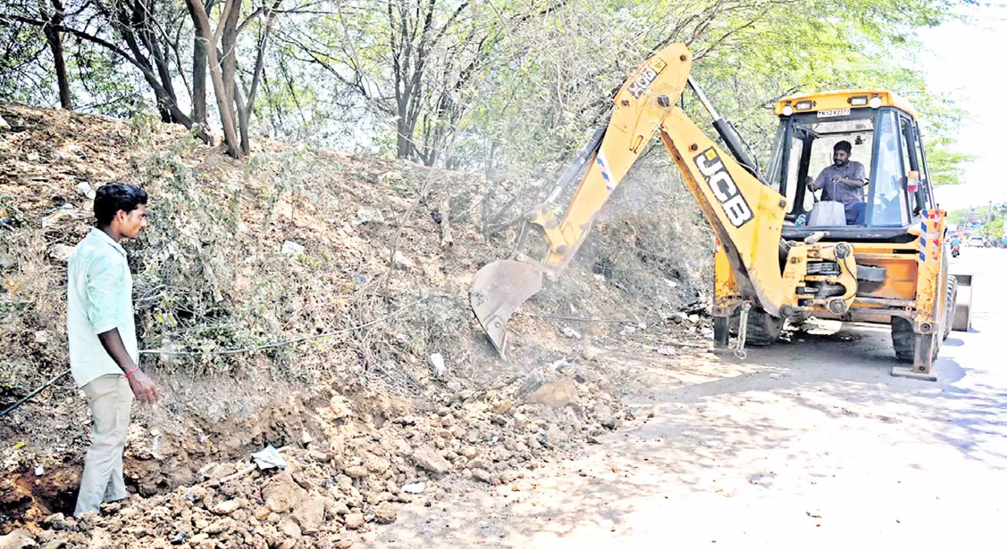 तांबरम निगम लैंप पोस्ट के लिए झील के बांध को नुकसान पहुंचा रहा है