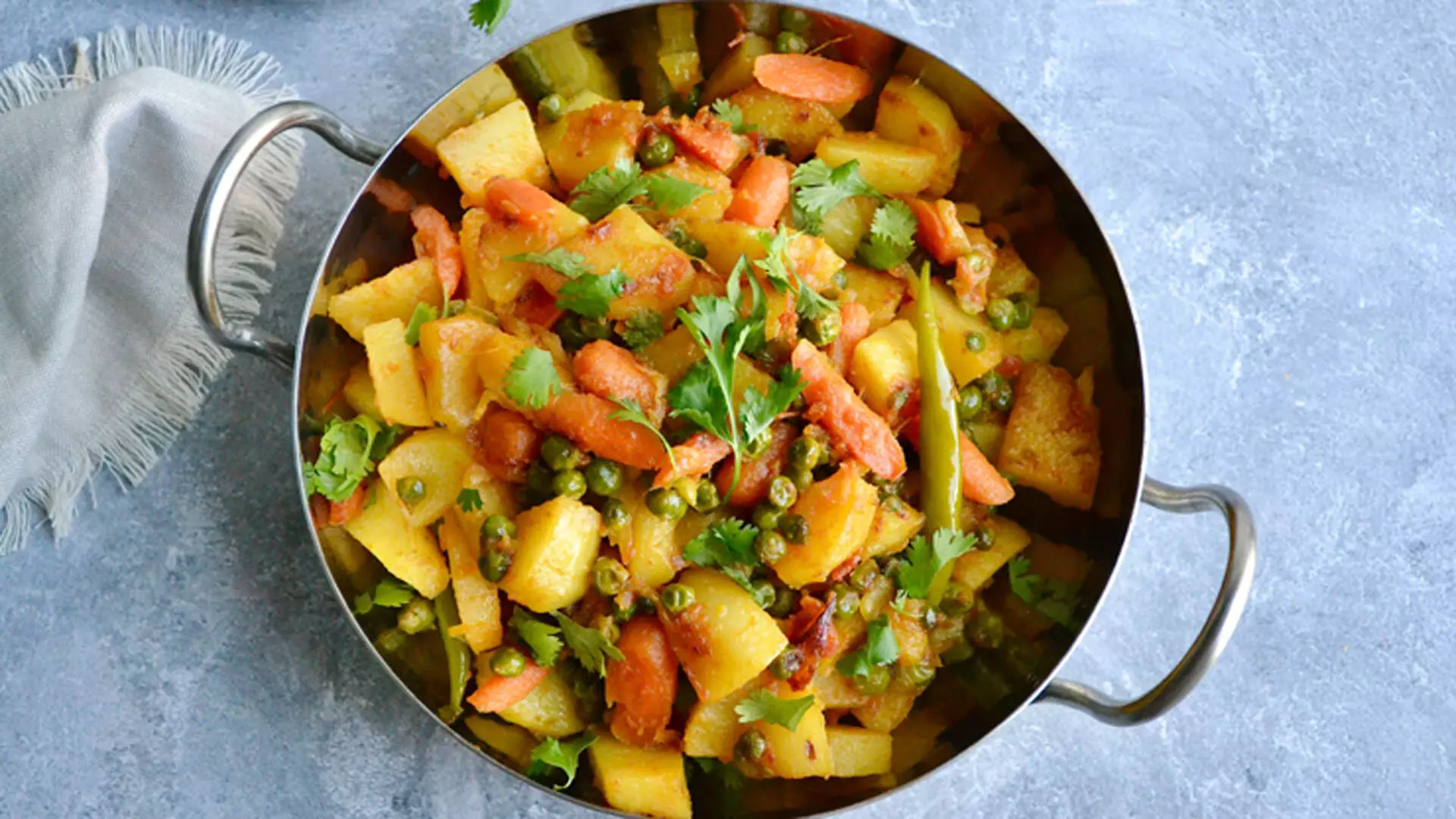 पंजाबी स्टाइल में बनाएं आलू गाजर मटर की सब्जी, रेसिपी