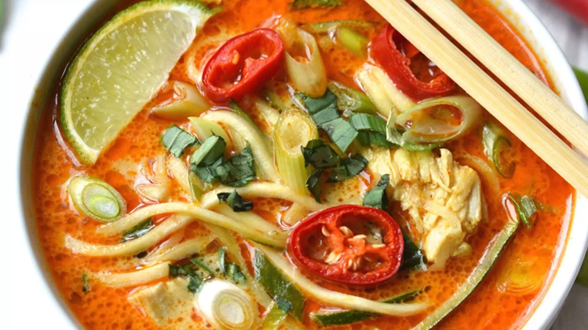 गर्म और मसालेदार थाई रेड करी नूडल सूप, रेसिपी
