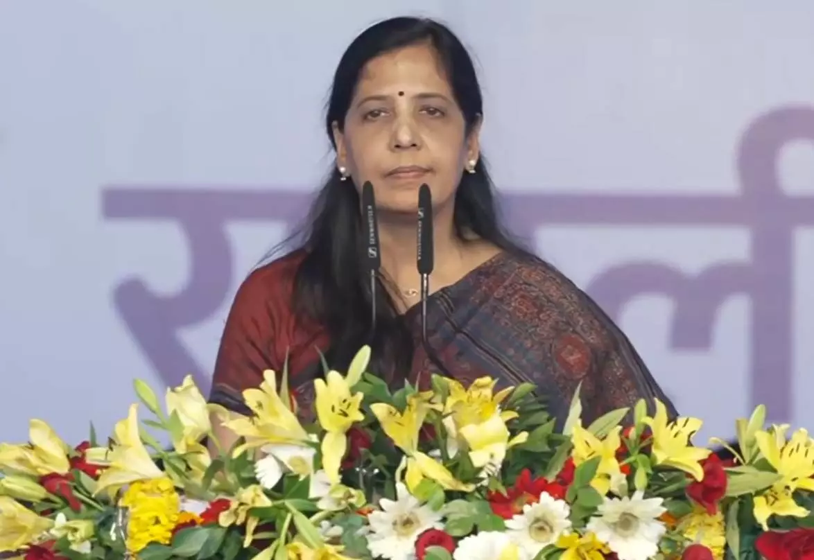 सीएम की पत्नी सुनीता केजरीवाल ने मंच से कांग्रेस नेताओं के सामने ही गिना दीं 75 साल की खामियां