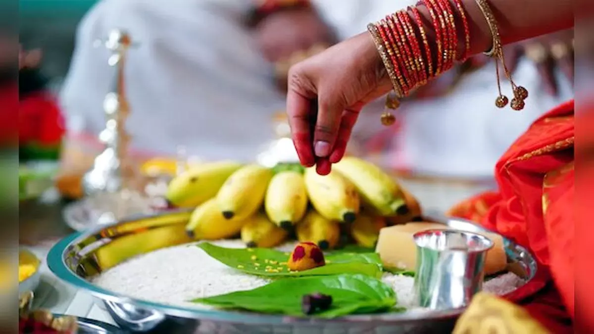 मंदिर में भगवान को प्रसाद चढ़ाते वक्त न करें ये गलतियां