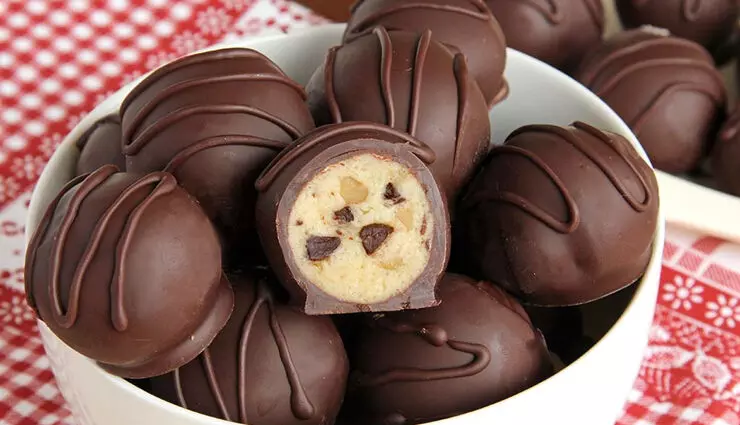रेसिपी- चॉकलेट कुकी आटा ट्रफल्स में डुबोया हुआ