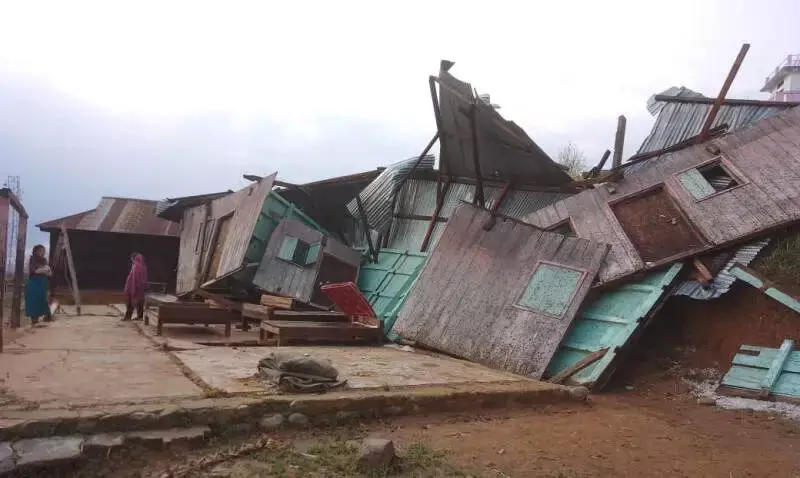 दक्षिणपूर्वी मणिपुर में भीषण तूफान ने तबाही मचाई