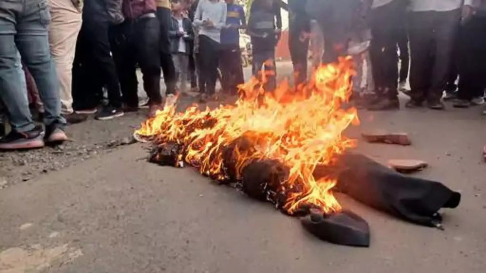 करणी सेना के सदस्यों ने राजकोट में केंद्रीय मंत्री का पुतला जलाया