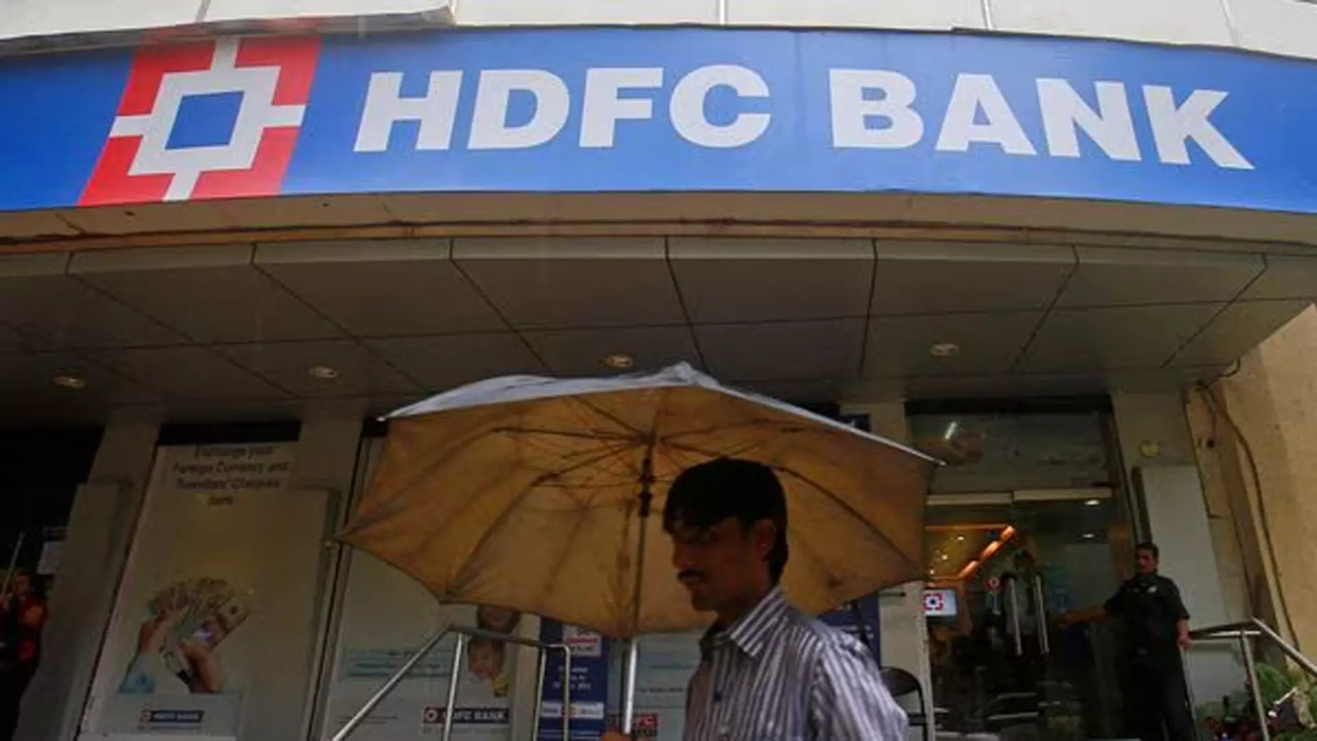 HDFC बैंक ने 1 अप्रैल को ग्राहकों को महत्वपूर्ण सेवा व्यवधान के बारे में सूचित किया