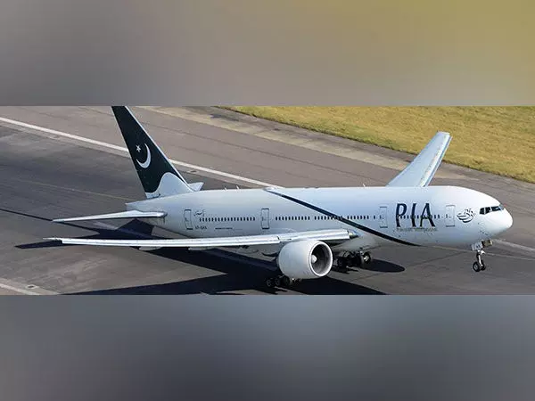 पाकिस्तान इंटरनेशनल एयरलाइंस के फ्लाइट अटेंडेंट को कनाडा में हिरासत में लिए जाने के बाद निलंबित कर दिया गया
