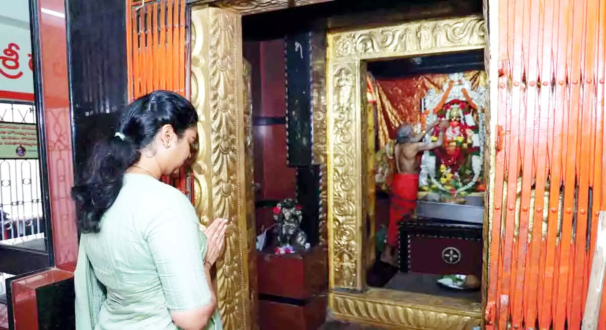 विदादाला रजनी चिलकलुरिपेट में अंजनेय स्वामी मंदिर में पूजा करती हैं
