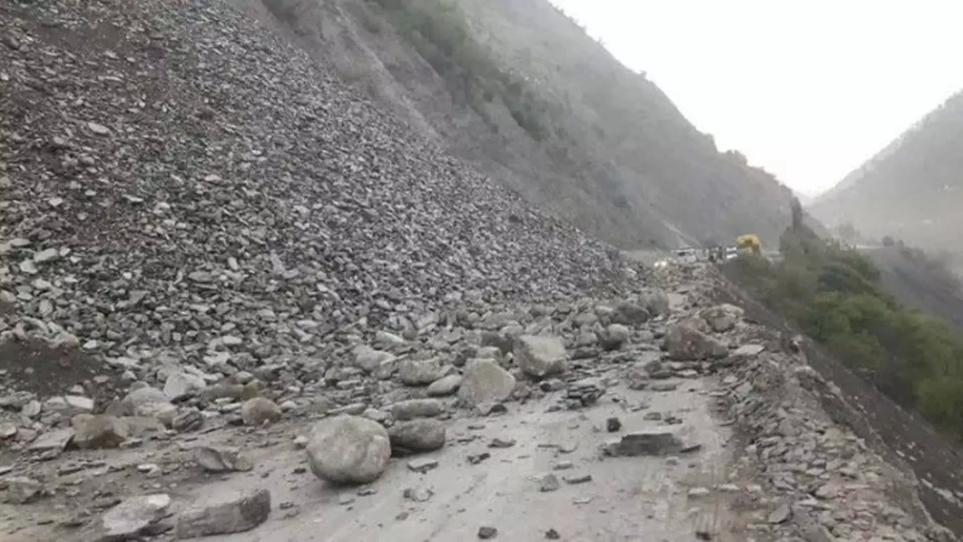 भूस्खलन, पत्थर गिरने से राजमार्ग 16 घंटे से अधिक समय तक बंद रहा